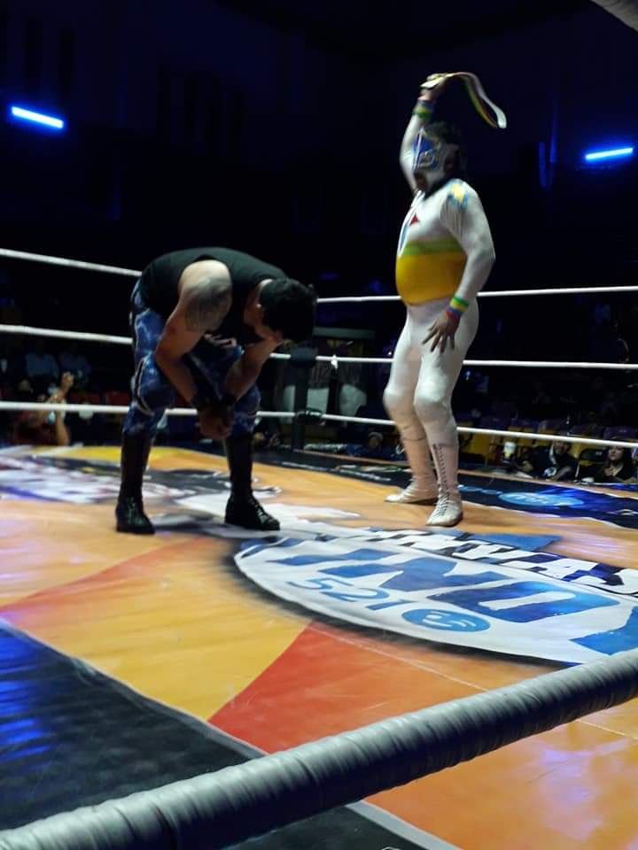 LaTijeraLucha's tweet photo. Trepidante lucha de tercias donde #MascaraSagradaJr #EstrellaDeOro y #Genex salen con la victoria ante #Decnnis #CanalleroDePlata y @love__angel en lo que podría ser el nacimiento de un trío de sex símbol como lo marca el ex #GuapoVIP... #PromocionesTarzana e #InvasionIndy https://t.co/Uge5tJClgN