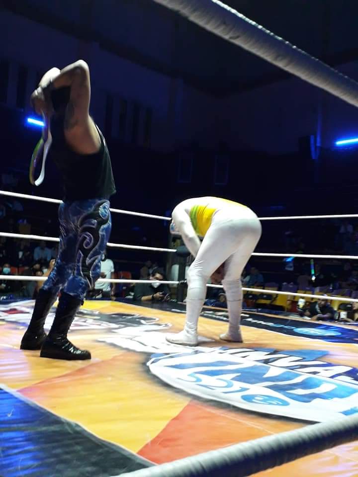 LaTijeraLucha's tweet photo. Trepidante lucha de tercias donde #MascaraSagradaJr #EstrellaDeOro y #Genex salen con la victoria ante #Decnnis #CanalleroDePlata y @love__angel en lo que podría ser el nacimiento de un trío de sex símbol como lo marca el ex #GuapoVIP... #PromocionesTarzana e #InvasionIndy https://t.co/Uge5tJClgN