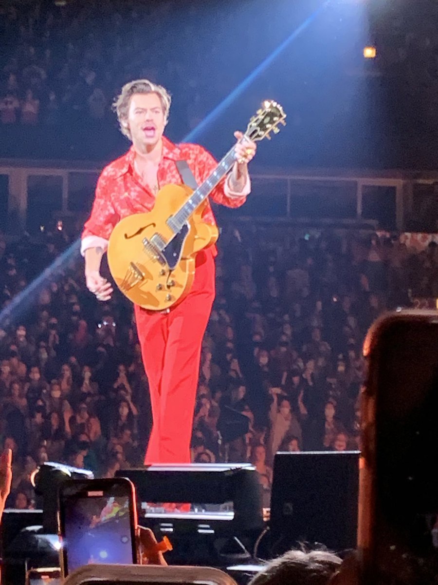 HLDTour's tweet photo. Harry with his guitar. 
#LoveOnTourChicago #Night2
9.25.21

📸: lxhtommo https://t.co/beESDslHNd