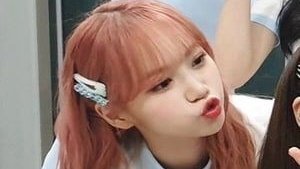 tiny__chaewon's tweet image. she 😗😗