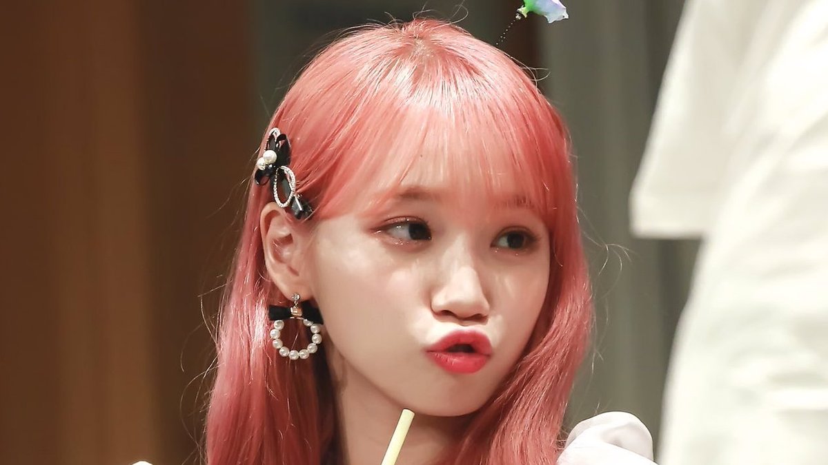 tiny__chaewon's tweet image. she 😗😗