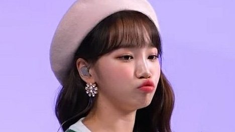 tiny__chaewon's tweet image. she 😗😗