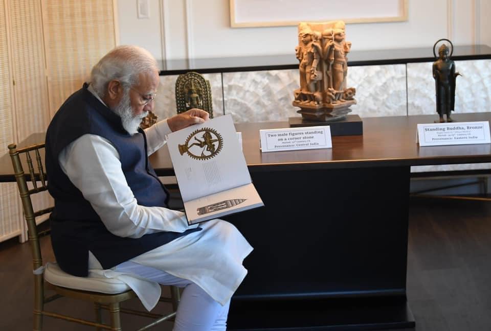 vardhan08's tweet photo. PM Shri Narendra Modi will bring home 157 artefacts and antiquities from the US, which were handed over to him during his visit.
#PMInWashington #PMinUS
#PMOIndia #PMModji https://t.co/MLeW8SKXJB