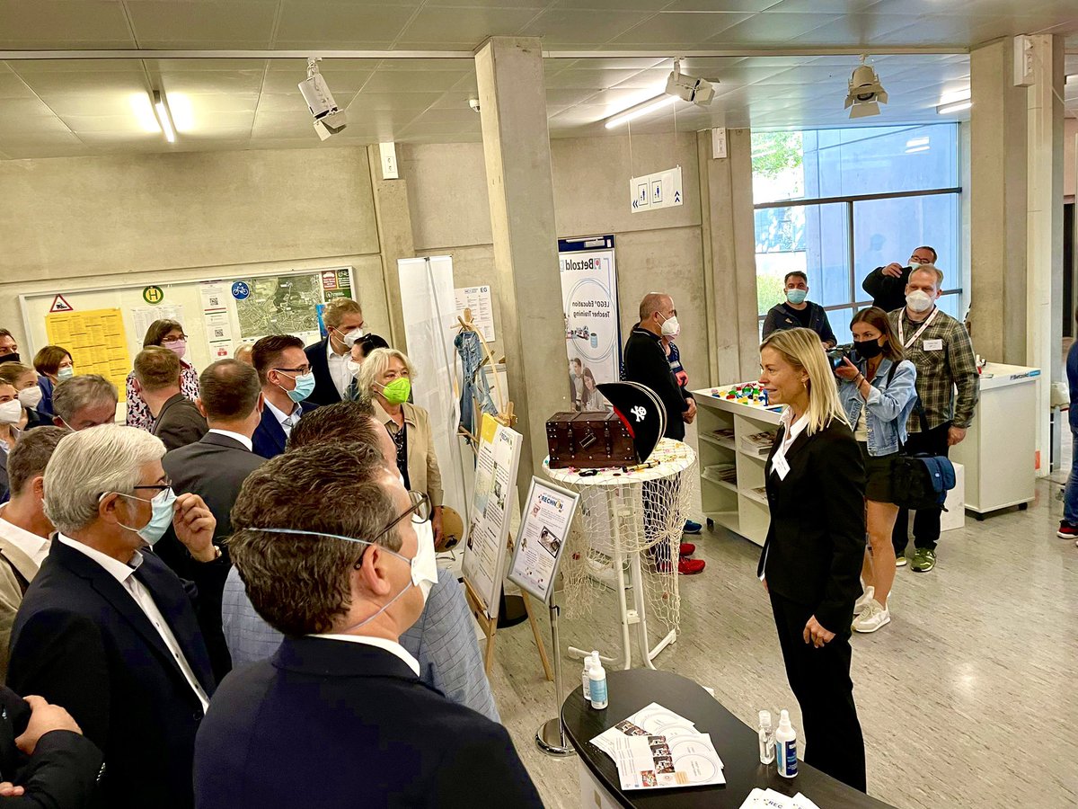 Magic_Muenzing's tweet photo. Endlich geht's wieder richtig los! 😊 Spannende Messe rund um die Maker-Szene auf der #MakeOW gemeinsam mit @si_la_la und @lz_lfht auf der wir das Math Activity Center (https://t.co/uJC2NLXrGs) der PH Gmünd vertreten dürfen 🎓 https://t.co/IlhEPIrolC