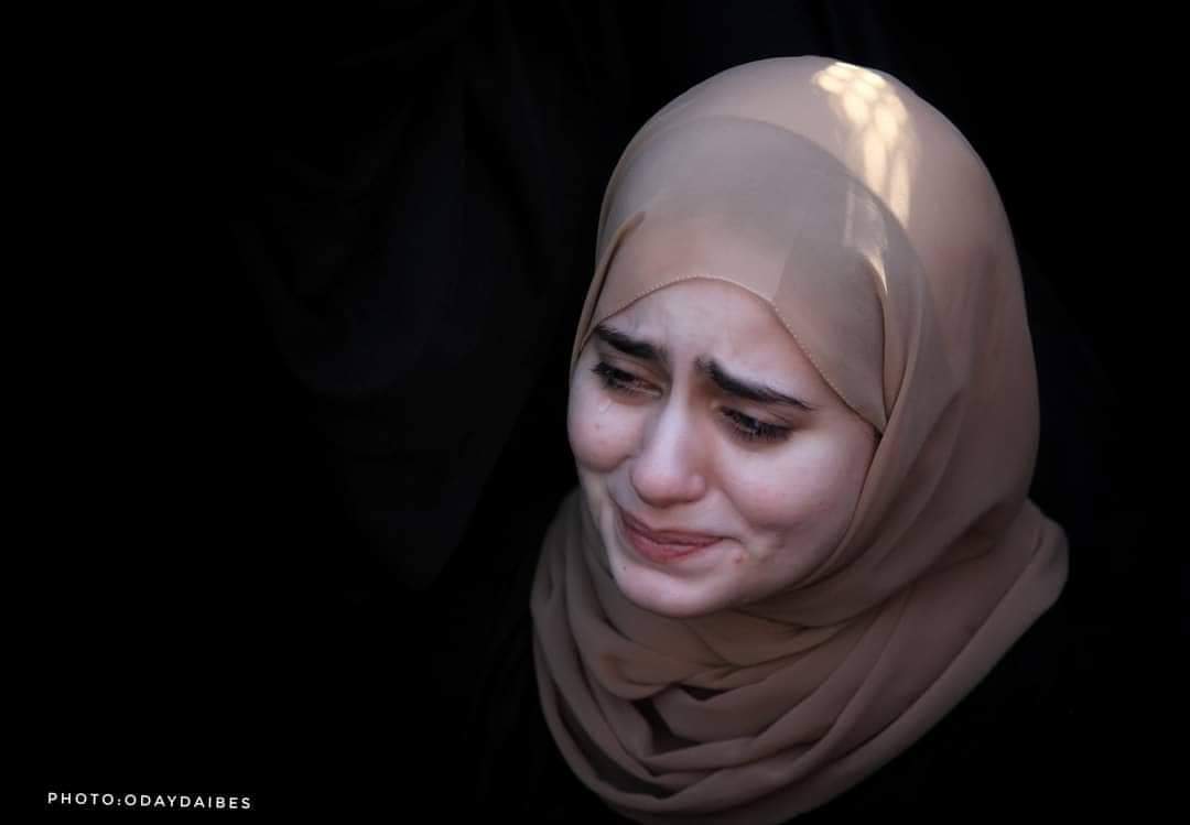 hassaneslayeh's tweet photo. صور| خطيبة الشهيد أسامة صبح خلال وداعه اليوم، والذي كان من المفترض أن يكون زفافهما مطلع الشهر القادم. https://t.co/wOqAYwknoq