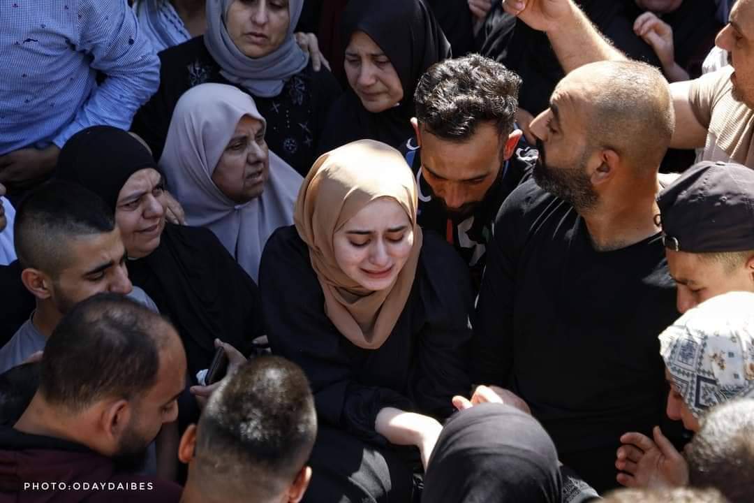 hassaneslayeh's tweet photo. صور| خطيبة الشهيد أسامة صبح خلال وداعه اليوم، والذي كان من المفترض أن يكون زفافهما مطلع الشهر القادم. https://t.co/wOqAYwknoq