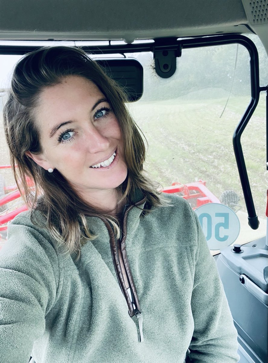 Tash_Wright_'s tweet photo. Disc rolling sundayssss 😁 #farm365 #farming #Harvest2021 #claas https://t.co/vj6ghDxdpa