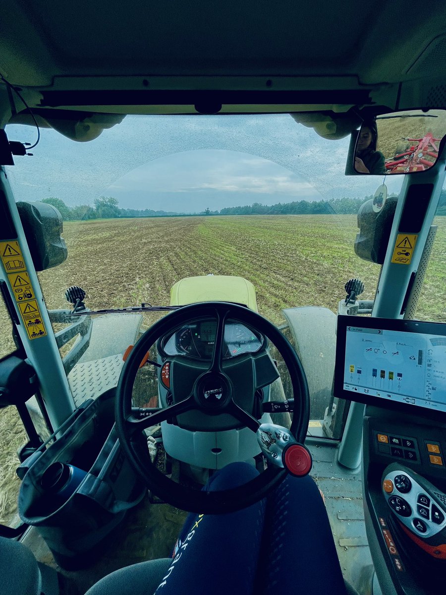 Tash_Wright_'s tweet photo. Disc rolling sundayssss 😁 #farm365 #farming #Harvest2021 #claas https://t.co/vj6ghDxdpa