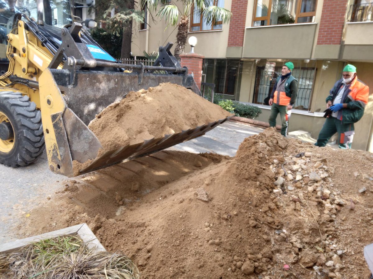 Validebağ’a belediyenin döktüğü bir kamyon molozu poşetlere doldurarak kaldıran halkın direnişi kazandı. Belediye kendi döktüğü tüm molozları toplamak zorunda kaldı.

#validebağadokunma