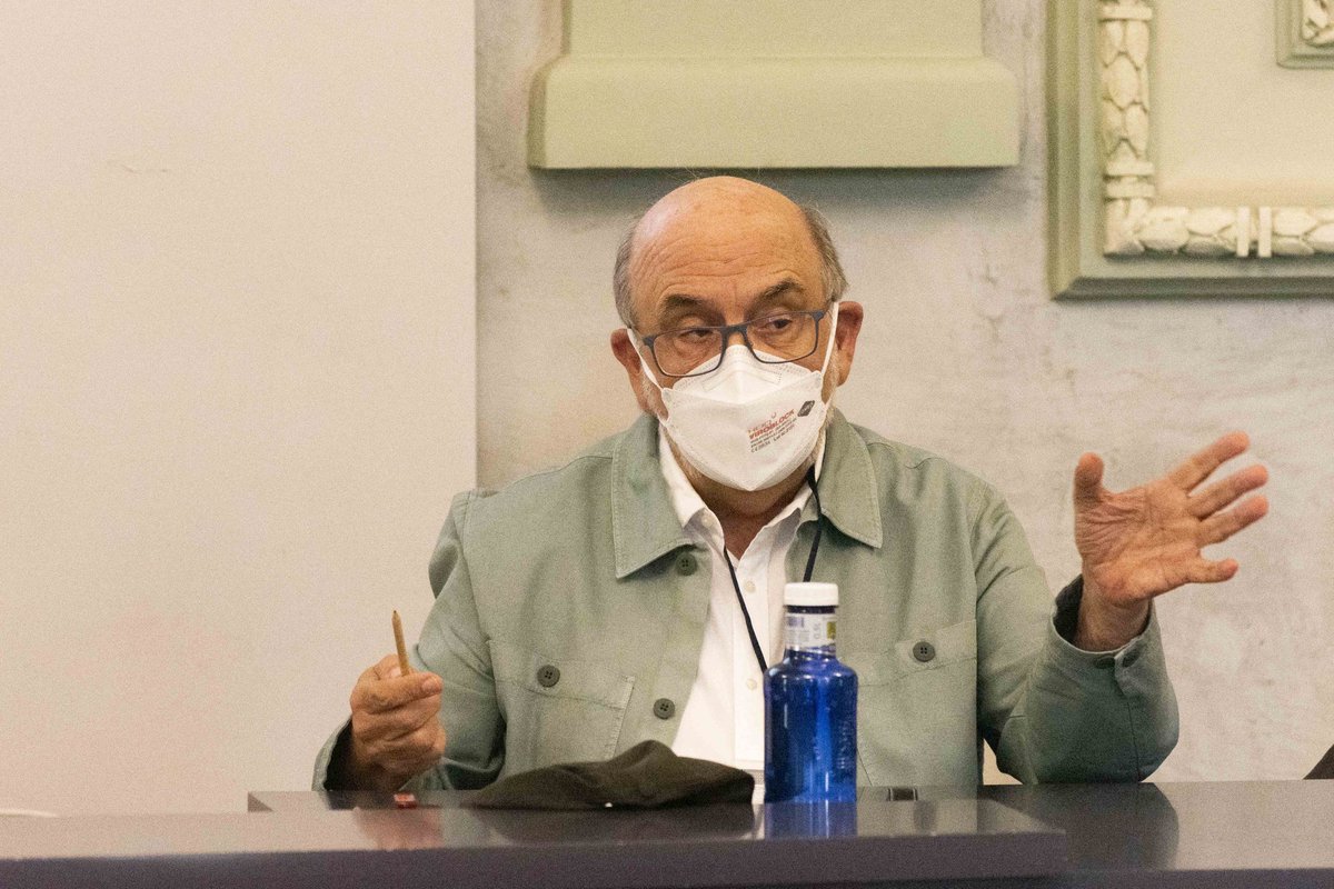 aedcoro's tweet photo. “La actividad coral es más segura con las capas de protección de las mascarillas, la ventilación y la vacuna” Lluis Gómez Roldán, médico, vicepresidente de FCEC y presidente del Orfeó de Sants de Barcelona.
#Recomenzando | III Feria #DECORÖ https://t.co/JYT7xAGDaV