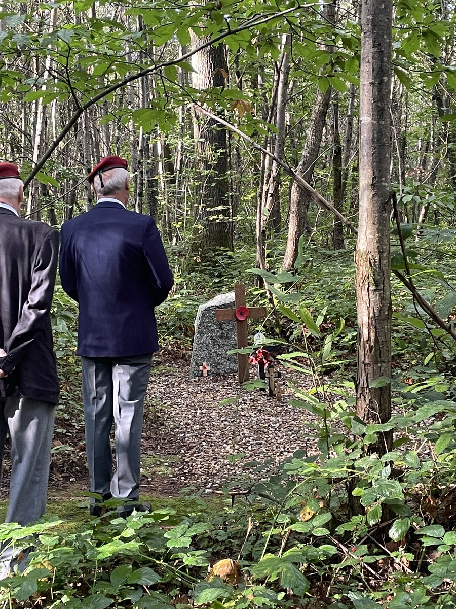 LudoMalecot's tweet photo. Cérémonie de la Saint-Michel, en mémoire des soldats du #1stSAS et un pilote américain fusillés le 7.07.1944. A vous, combattants de la liberté, #Rom79 vous honore #WeWillRememberThem #UNP avec @gillespichon @Mouiller_P le @DeuxSevres et les jeunes #JSP de @mairie_lezay https://t.co/czhUwTHnRh