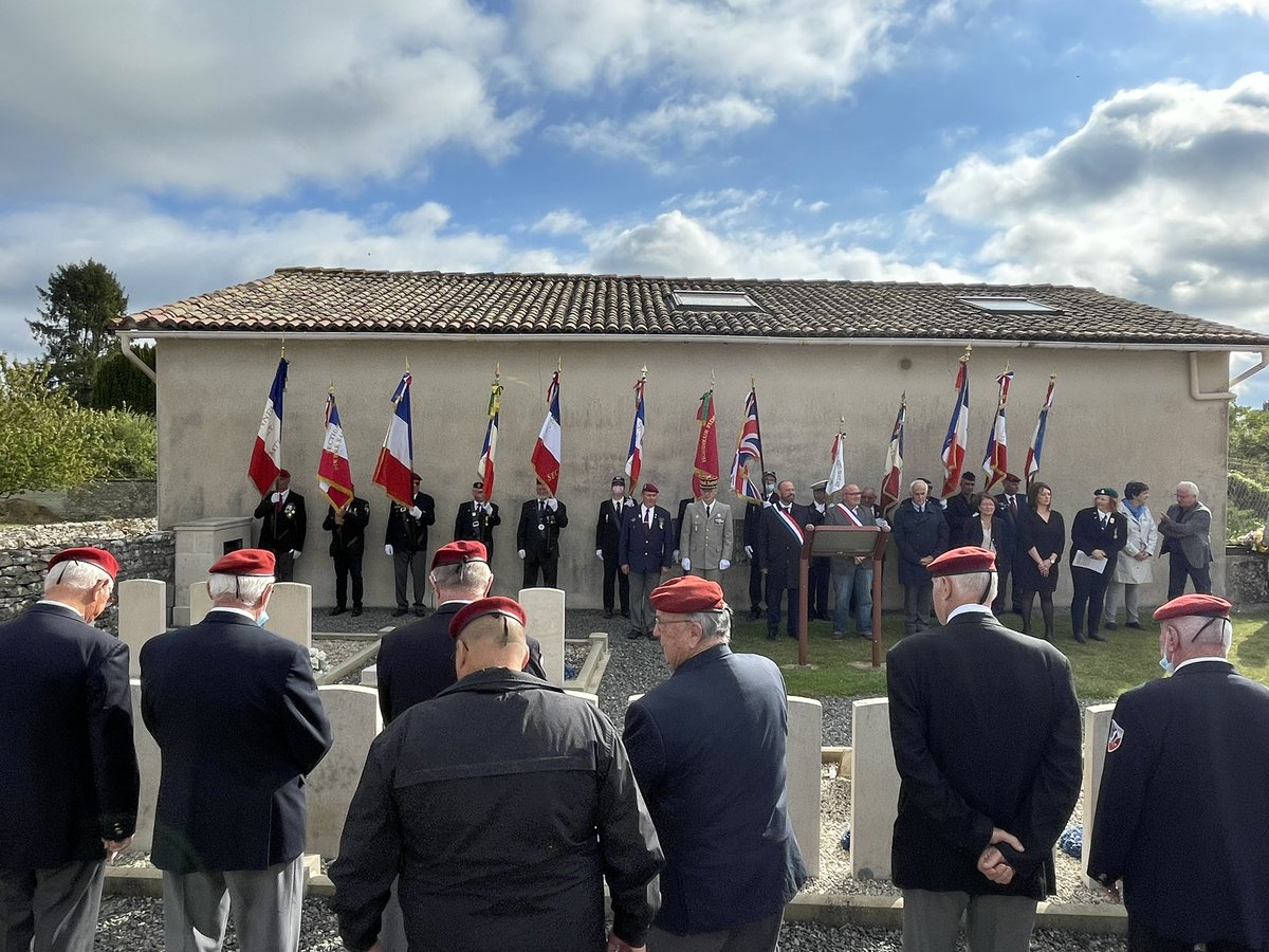 LudoMalecot's tweet photo. Cérémonie de la Saint-Michel, en mémoire des soldats du #1stSAS et un pilote américain fusillés le 7.07.1944. A vous, combattants de la liberté, #Rom79 vous honore #WeWillRememberThem #UNP avec @gillespichon @Mouiller_P le @DeuxSevres et les jeunes #JSP de @mairie_lezay https://t.co/czhUwTHnRh