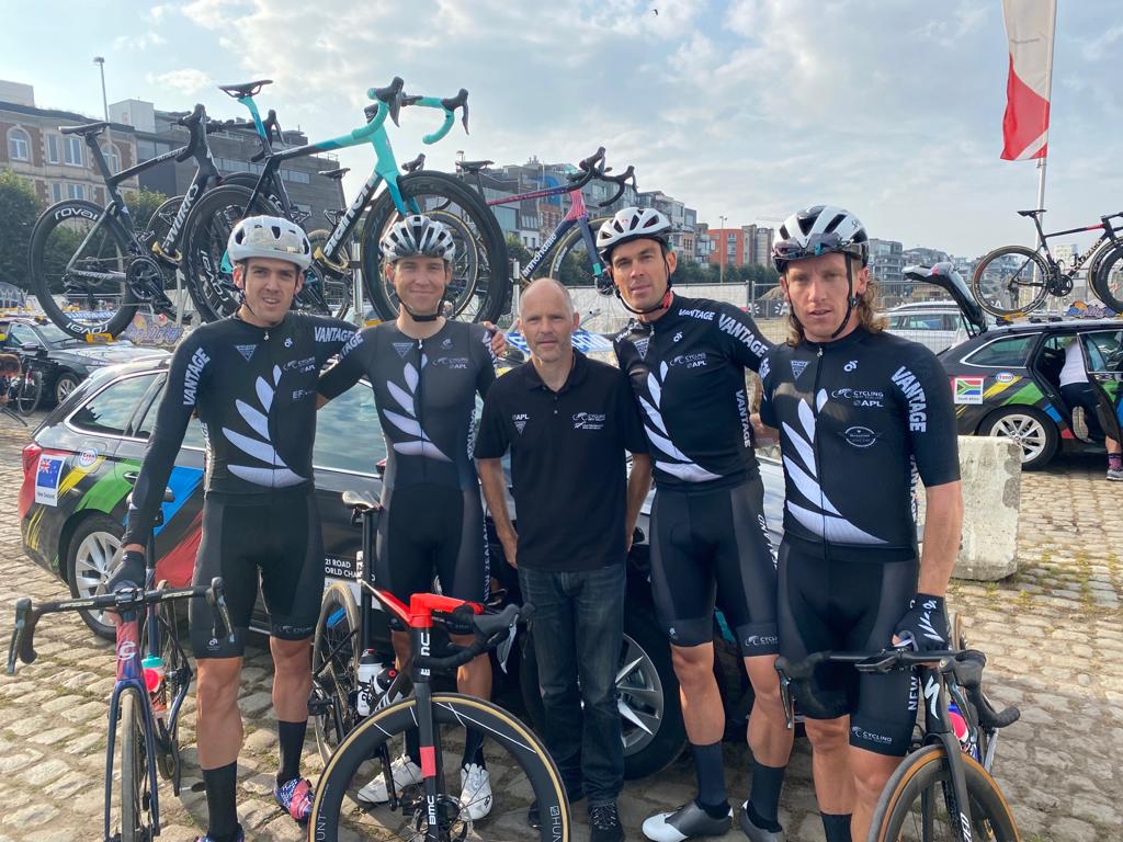 @CyclingNZL elite men's team @_TomScully_ @Connor_LV_Brown @JackBauerNZ @Theflyingmullet with director sportif Craig Geater before start of today's road race at #UCIWorldChampionships