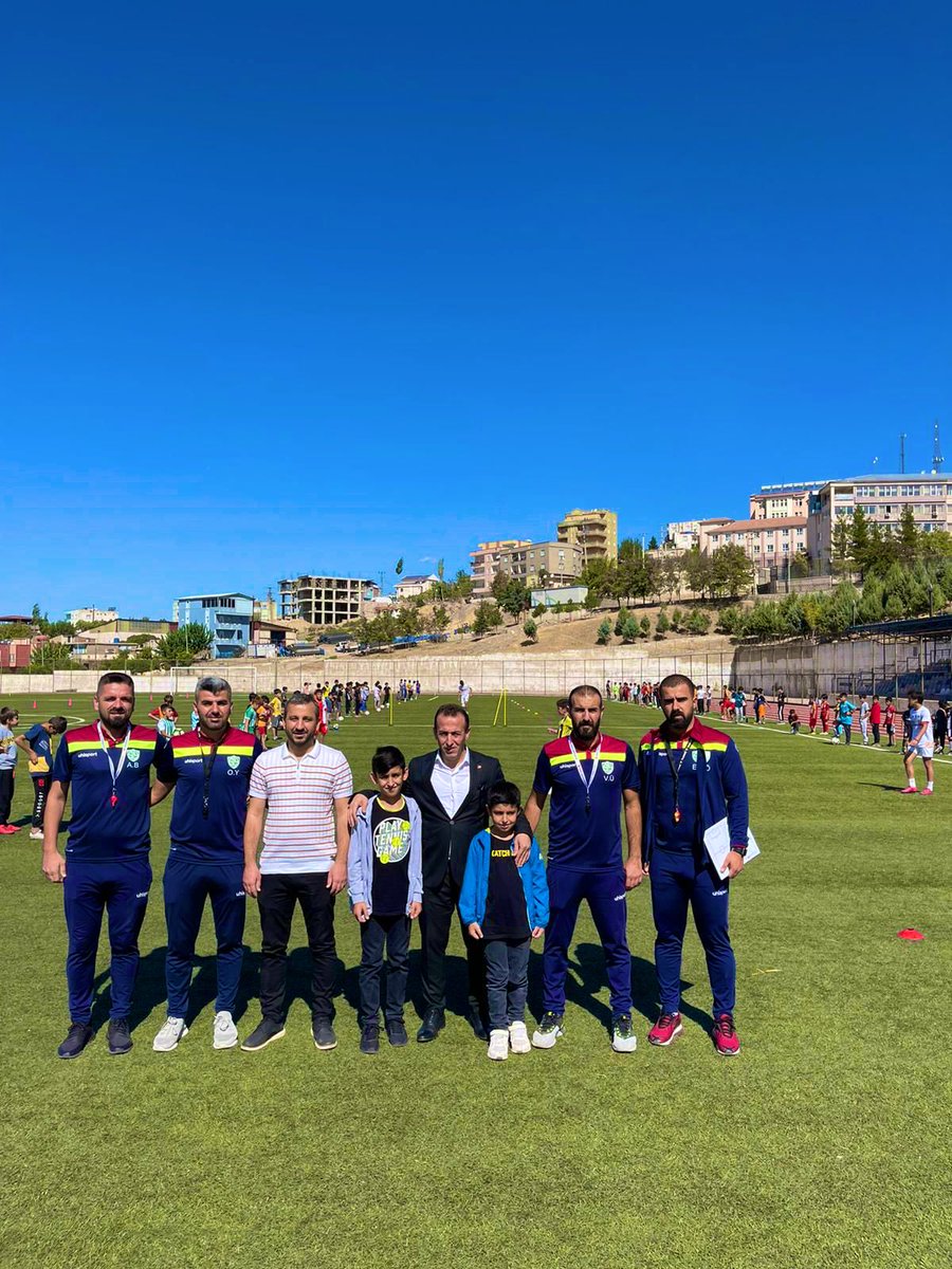 İl müdürlüğümüze bağlı futbol okulumuzun seçmelerine ilgi yine çok büyüktü. İl müdürümüzün ziyaret ettiği seçmelerde sporcularımızın heyecanına ortak olan Müdürümüz sporcularla sohbet edip,başarılar diledi.