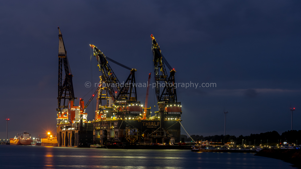 waalrob's tweet photo. 2 Giants
De kraanschepen #Sleipnir en #Thialf van @hmcheerema naast elkaar afgemeerd in het Calandkanaal @PortOfRotterdam #imposant #maritime #maritiem.
Meer foto's op: https://t.co/Qc2JdG555I https://t.co/bQEfCQ7gfo