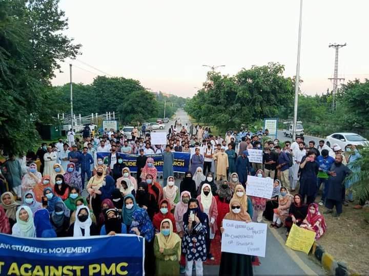 hereisyourayaz's tweet photo. اس ملک کا مستقبل تعلیم سے وابسطہ ہے اور یہاں تعلیم کو بھی کرپشن سے وابسطہ کیا جا رہا ہے

@MSMPakistan_
@MSMSistersPak
@ImranKhanPTI 
@JuttMustafvi 
#MdcatStudentsAtDChowk 

#MdcatStudentsAtDChowk https://t.co/WuxfYiSz4G