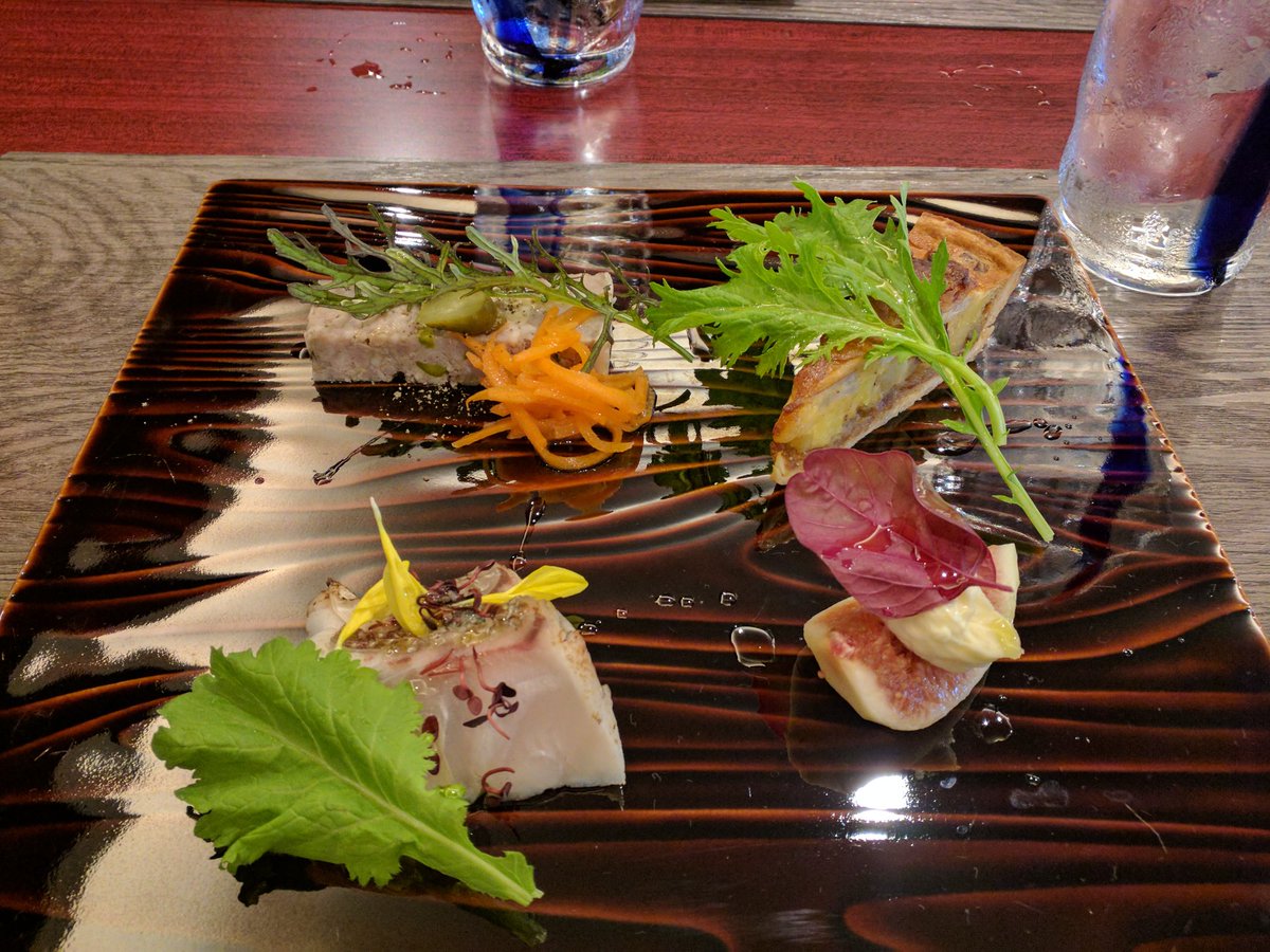 inochanmoco1's tweet photo. ���日は三国湊を散策中に見つけたフレンチのお店でランチ。
この辺りは二重ドアのせいで中の様子がわからないのが難点。
予想外に混んでました。
お勧めされてカボチャのポタージュを追加。😋
前菜
チキンステーキオレンジソース
カボチャのポタージュ
ほうじ茶アイスモンブラン
#SAMUSE https://t.co/CMfgYws7jv
