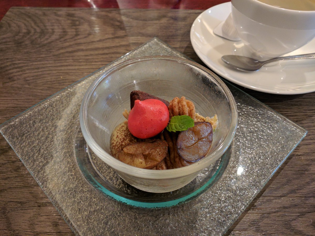 inochanmoco1's tweet photo. ���日は三国湊を散策中に見つけたフレンチのお店でランチ。
この辺りは二重ドアのせいで中の様子がわからないのが難点。
予想外に混んでました。
お勧めされてカボチャのポタージュを追加。😋
前菜
チキンステーキオレンジソース
カボチャのポタージュ
ほうじ茶アイスモンブラン
#SAMUSE https://t.co/CMfgYws7jv