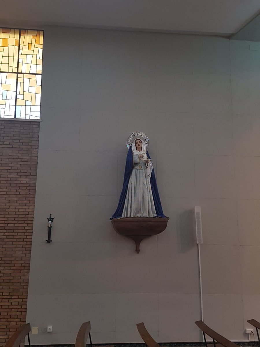 BuenCaminoMLG's tweet photo. Tras pasar el verano en la capilla de la residencia de @hijasdejesus_es, Ntra. Purísima Madre del Buen Camino vuelve a la capilla del colegio, para acompañar y recibir las oraciones de sus alumnos de @ColegioGamarra. Estrena manto azul, realizado por Lucía Fernández Guerrero. https://t.co/F9fXpgaBNe
