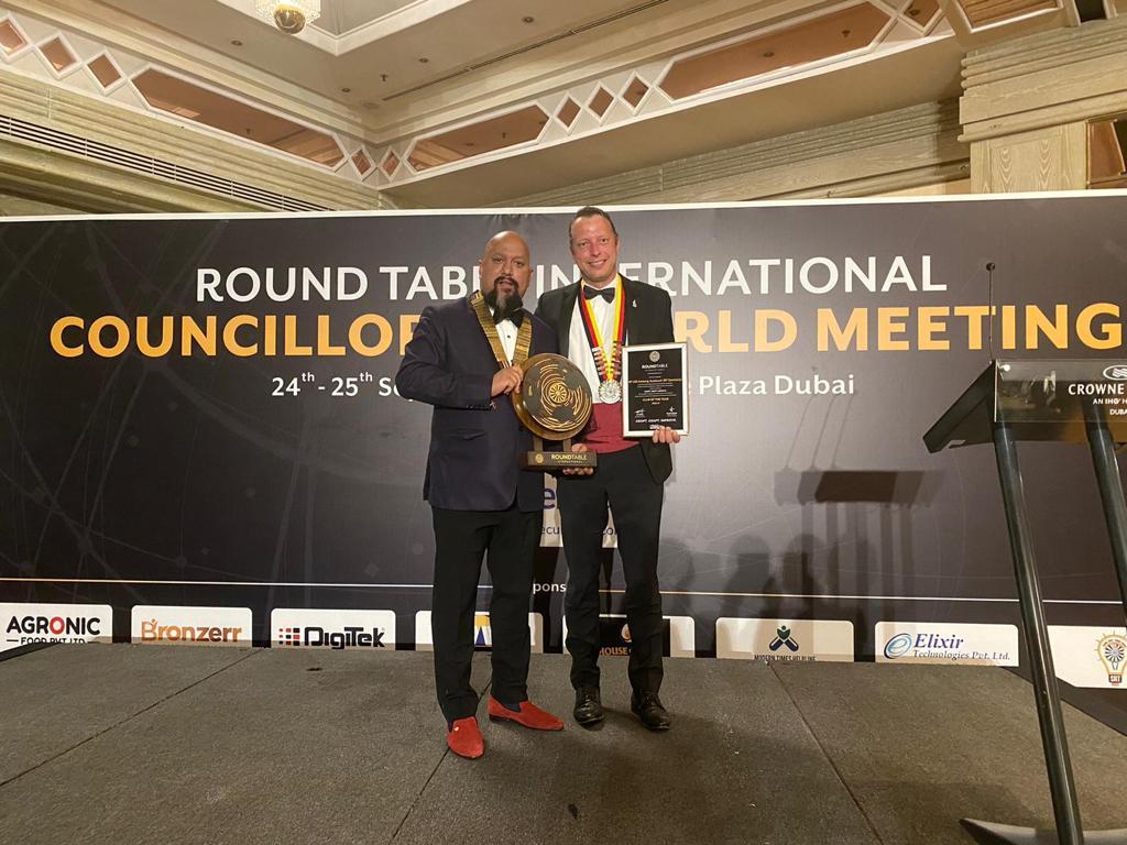 RoundTableDE's tweet photo. Tisch des Jahres-Triple 🏆🏆🏆 und Honor Medal 🏅

Gestern beim RTI World Meeting in Dubai von  roundtableinternational wurde unser Tisch RT235  zum "Club of the Year" gekürt und unserm Past-Präsidenten Jonas Woelk die "RTI Honor Medal" verliehen.

#proud #roundtabledeutschland https://t.co/3mvy6pt4Fk
