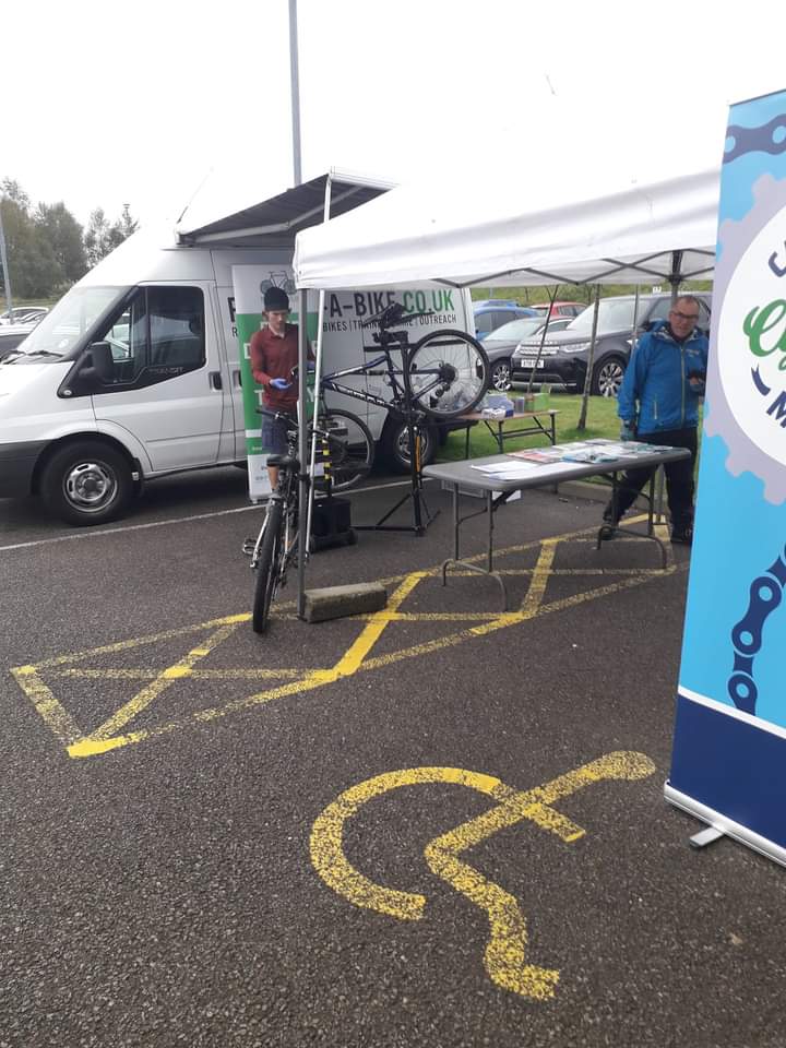 CallanderFringe's tweet photo. Lots of cycling events yesterday @mclarenleisure.

We had Chris from @recykeabike out checking out bikes.

@JimRiach from @Trustinthepark sharing the wonders of e-bikes

Lastly we had 19 riders out on our 'Cycle to Archray Farm' event ! With a great talk about biomass on the farm https://t.co/QECoiJWWiS