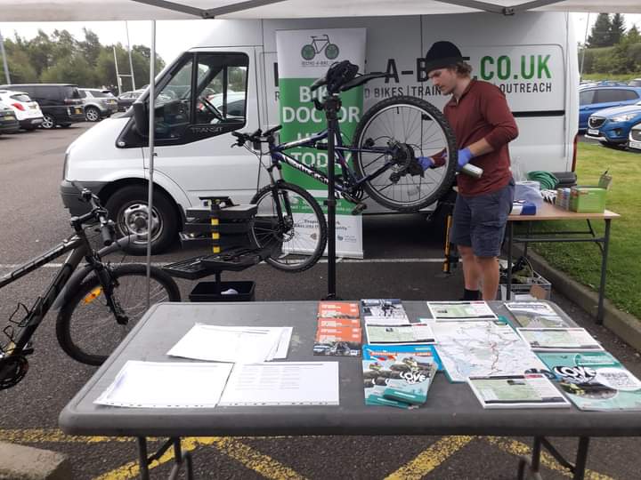 CallanderFringe's tweet photo. Lots of cycling events yesterday @mclarenleisure.

We had Chris from @recykeabike out checking out bikes.

@JimRiach from @Trustinthepark sharing the wonders of e-bikes

Lastly we had 19 riders out on our 'Cycle to Archray Farm' event ! With a great talk about biomass on the farm https://t.co/QECoiJWWiS