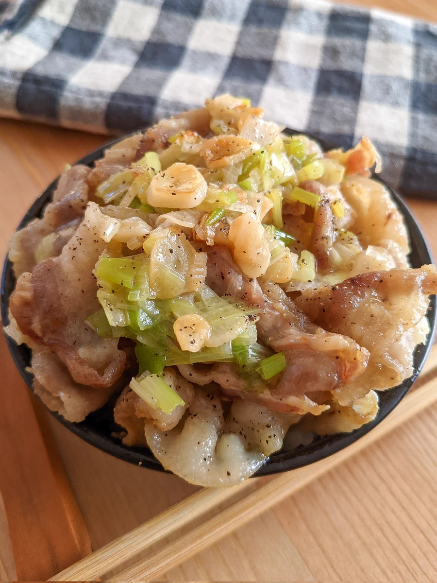 お肉や丼もの料理が好きな人は是非！「豚バラ肉」を使った丼ものレシピ！