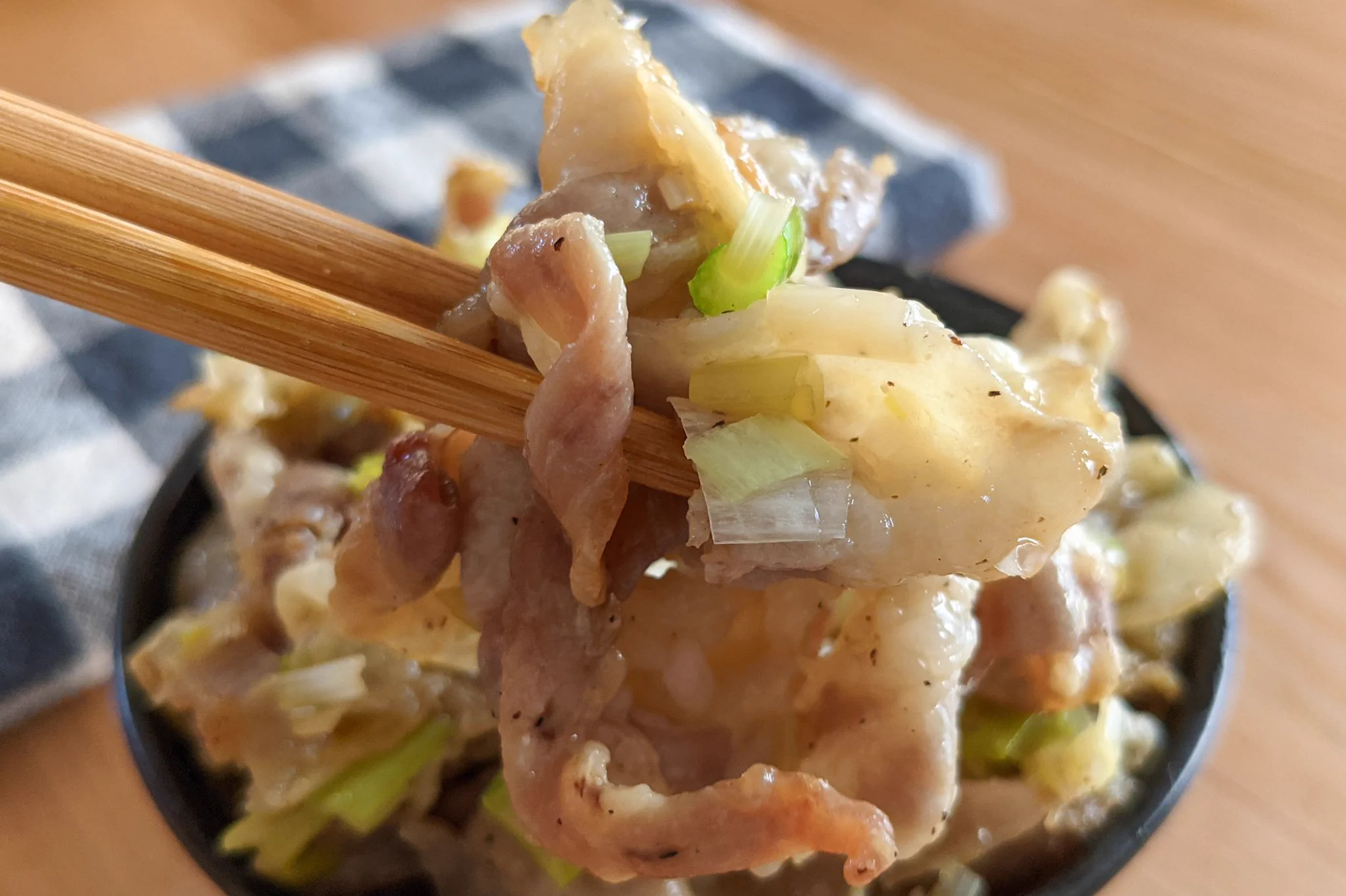 お肉や丼もの料理が好きな人は是非！「豚バラ肉」を使った丼ものレシピ！