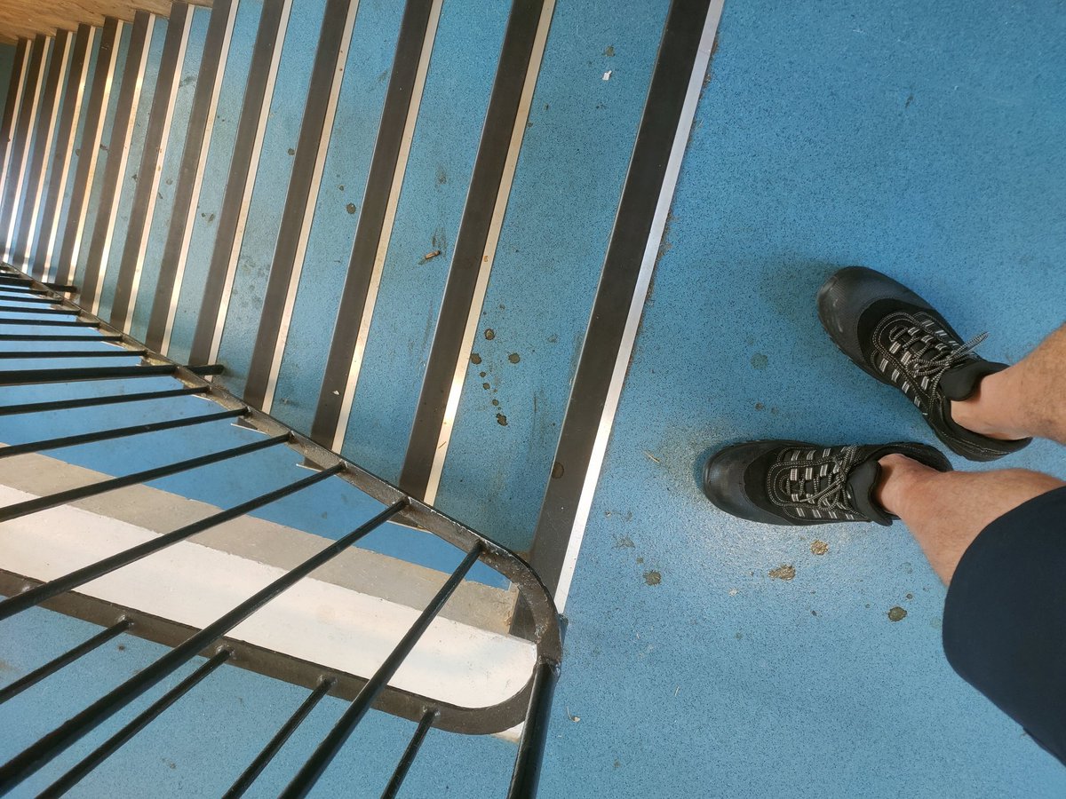 cellphonedick's tweet photo. This is the communal landing in a block of flats on Broadwater Crescent, like this since 16 Sept, on health and safety grounds as a @Tesco delivery driver I have advised our customers that we will not be entering the premises to deliver @StevenageBC can it be cleaned https://t.co/JWiy0y3kcK