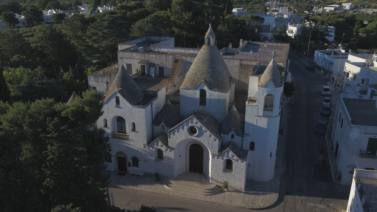 世界遺産 On Twitter ご免なさい このトンガリ屋根の教会 100年ほど前のものです さきほど1000年と間違えました トゥルッリ が 16世紀半ばから建て始められますので Https T Co Zqtipn49qx Twitter