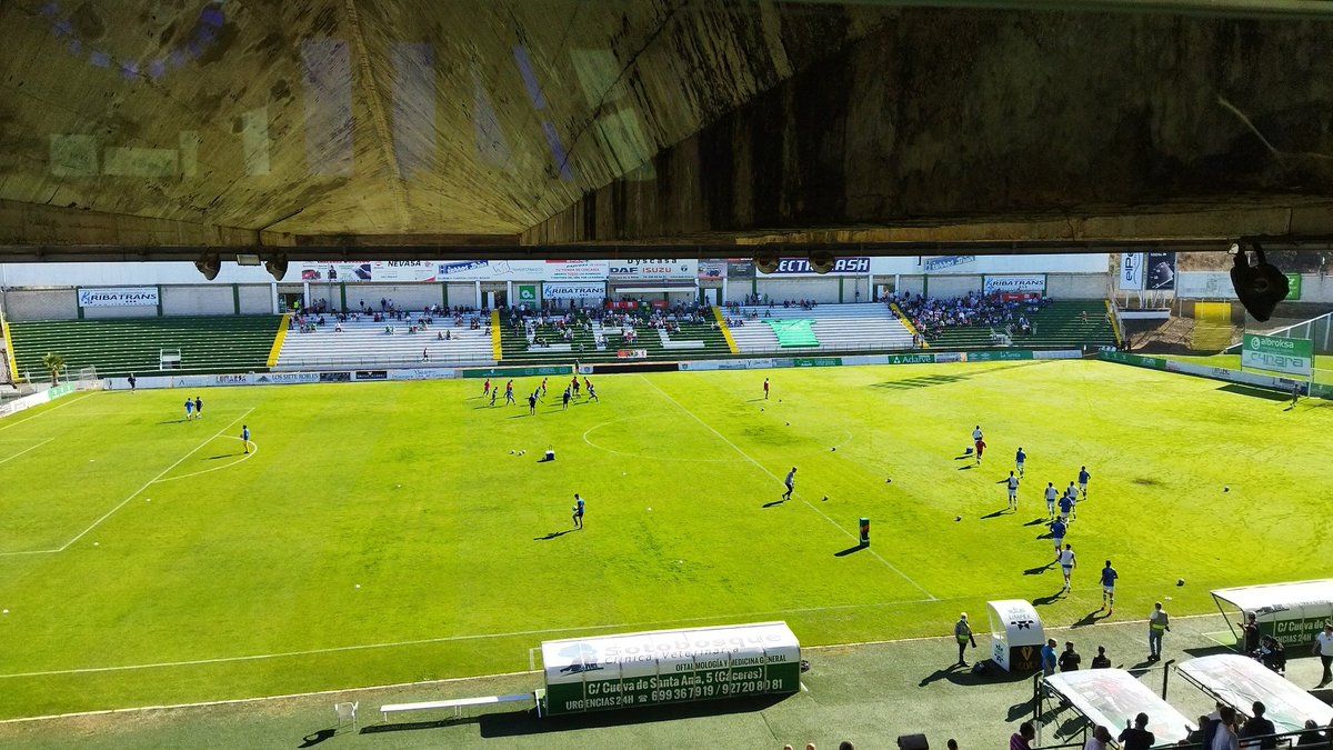 alexmostazo92's tweet photo. Estamos ya en directo en @MarcaCaceres para contar el @CPCacerenoSAD - @CDCORIA desde la 90.4 FM y también en https://t.co/raxTk4bQ2V 
Hoy tenemos alineación de gala, porque sale de titular en los comentarios @rolinhocpc 
Y las de verdad también 😅
#Laradiodeldeportecacereño https://t.co/JYdTxgiDoN