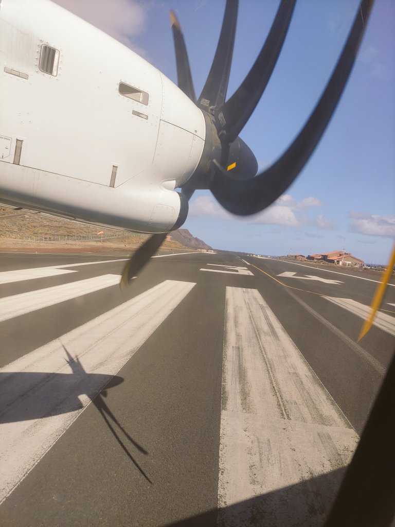 Maria_DSempere's tweet photo. Qué cosa más bonita, el #aeropuerto de #ElHierro y su pequeña terminal 😍 #GCHI #VDE 
#aviacion @BinterCanarias #IslasCanarias #aerodromo https://t.co/nXbzhEW7nM