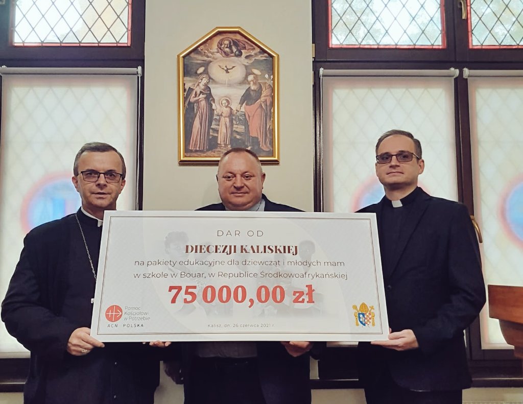 PomocKosciolowi's tweet photo. Bp Damian #Bryl z @Diecezja_Kalisz przekazał na ręce dyrektora sekcji polskiej @PomocKosciolowi ks. prof. W. #Cisło symboliczny czek na kwotę 75 tys. zł. To środki, jakie wierni zebrali na edukację 🎓 i wyprawki dla młodych mam z RŚA 🇨🇫. O pomoc poprosił #PKWP bp Mirosław Gucwa. https://t.co/1NIkSonIgL