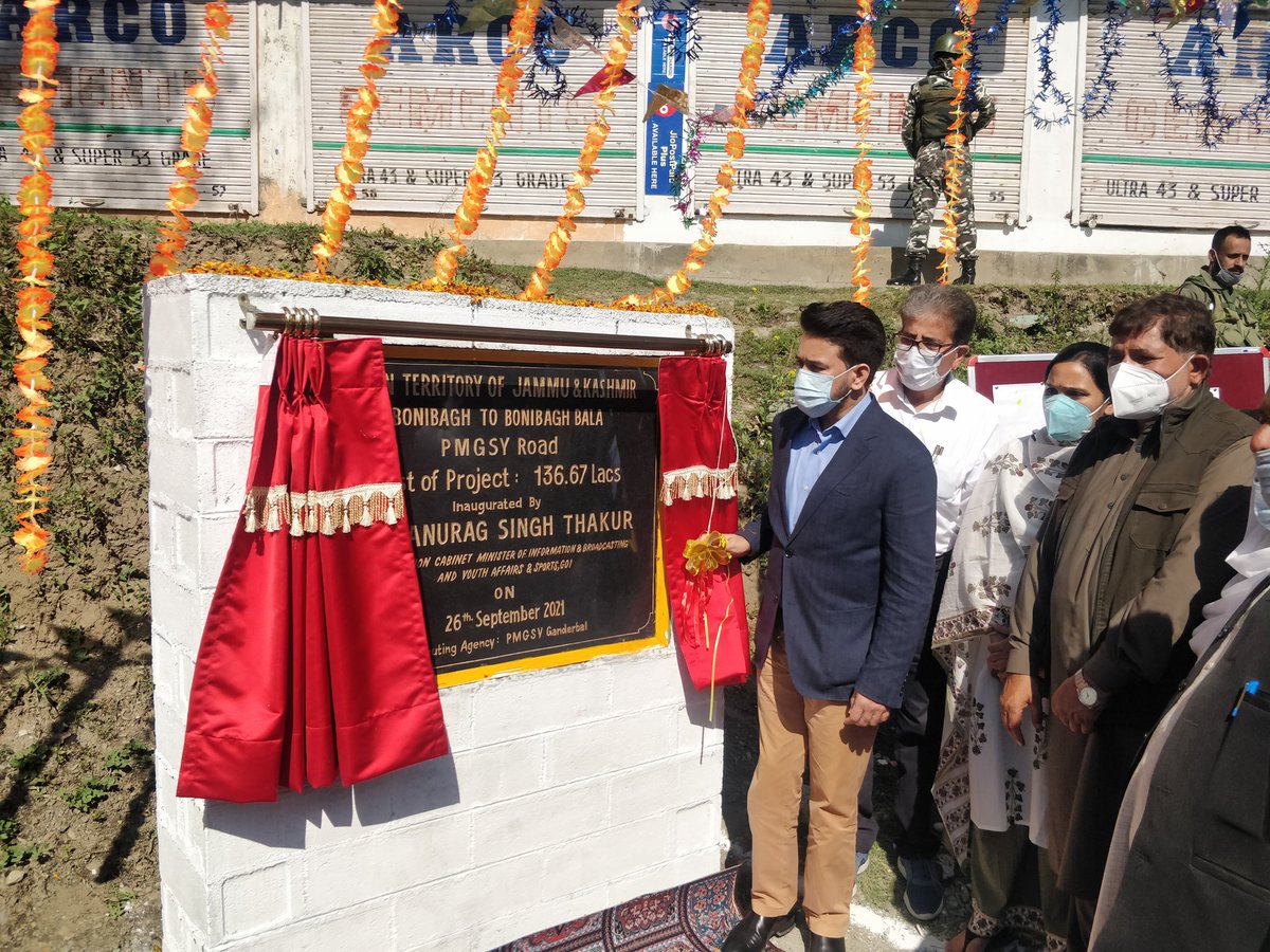 PIBSrinagar's tweet photo. Shri @ianuragthakur inaugurated the 1.5 km PMGSY road constructed at the cost of Rs 136.67 lakh at Bonibagh Kangan, at Ganderbal District connecting Bonibagh Bala habitation to the highway. https://t.co/6GFaM18KK6
