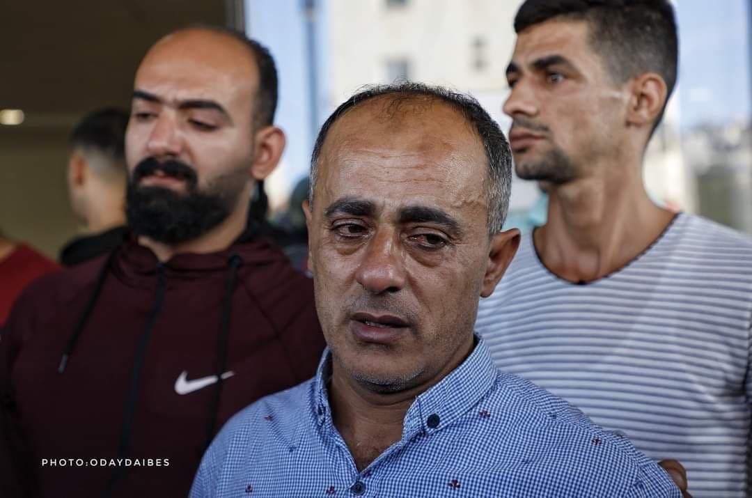 ESafadpal's tweet photo. Photos | Family members and friends bidding a farewell to martyr Osama Soboh, who was shot dead by IOF soldiers during a raid of Burqin village in the occupied West Bank early today morning. https://t.co/LkGYmomkb7