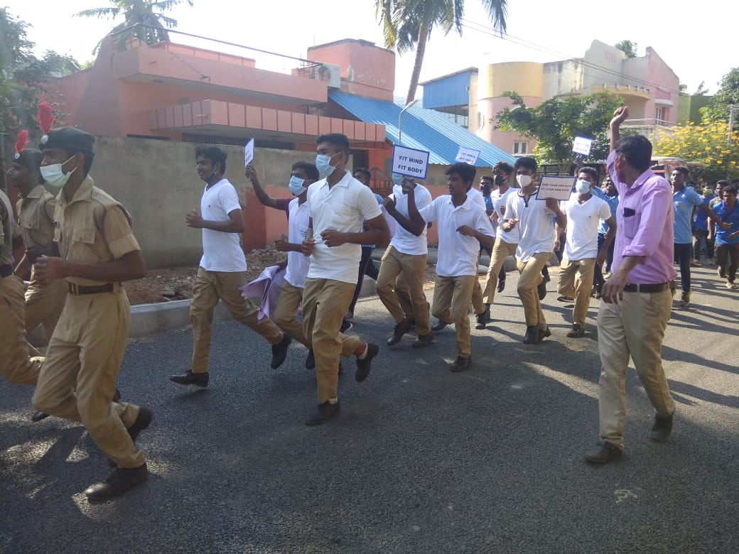 34Coy's tweet photo. Azadi Ka Amrit Mahotsav 75th years of Independence -Fit India Run (3km) conducted by 34(TN) Indep Coy NCC, Thanjavur on 25 Sep 2021 at Thanjavur. 50x SD cadets, 06 x ANOs, 05 x PI staff participated in the event.
@Def_PRO_Chennai @HQ_DG_NCC @NCCDte_TNPAN @collrthanjavur https://t.co/IGBZF3YovB