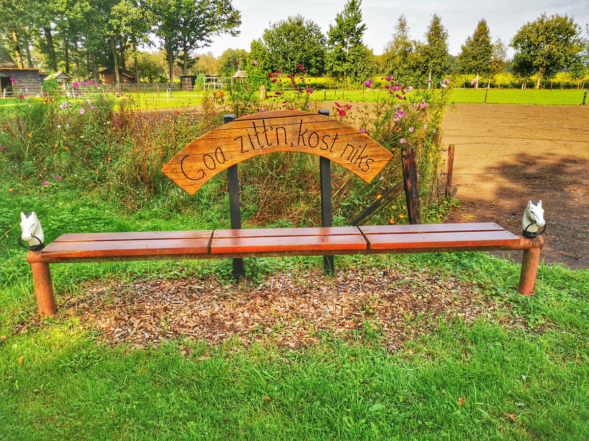Bijzonder gastvrij #wandelbankje🌻🌹🌷🐴
 in de buurt van Vlieghuis 
<a href="/Wandelbankjes/">Wandelbankjes</a> #wandelen #drenthe
