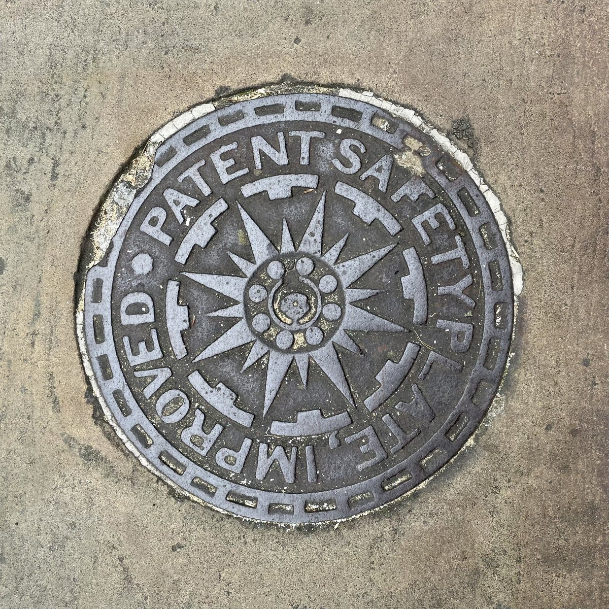 ZoeTypelark's tweet photo. Finally, flowers.
A coal hole cover flower in its natural habitat. Cold, steely and grey
#arefractedview #DistanceDrift https://t.co/yLGtVo3yjX