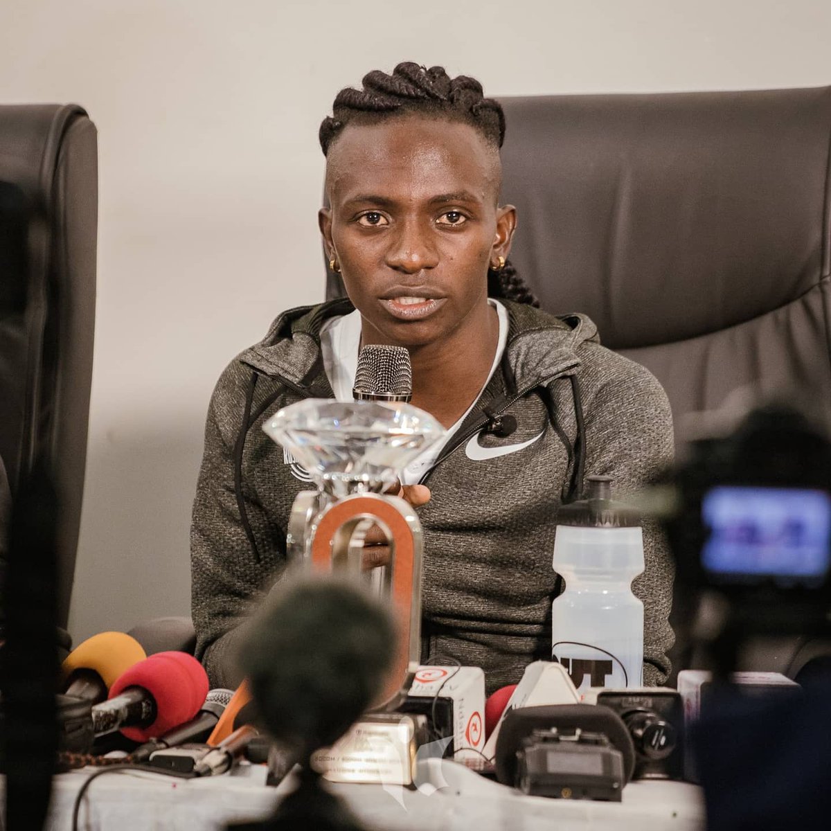 FrancineNiyons4's tweet photo. « I come from one of the poorest countries in the world, yet it is the most beautiful. They told me only boys can do it, yet I’m a girl. They disqualified me, yet I’m a world record »
#sport #sportwomen #athletics #trackandfield #burundi https://t.co/UO6MX5vwu4