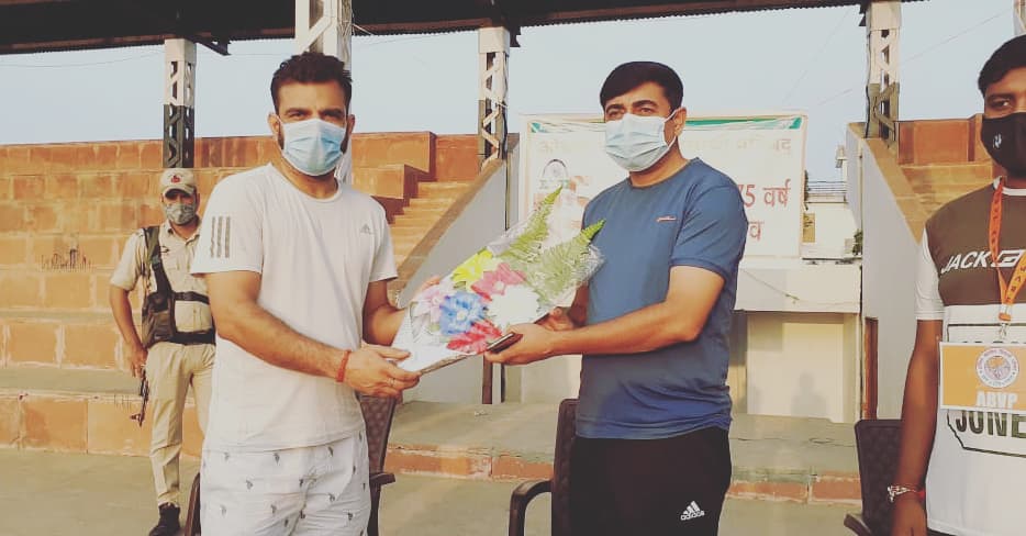 IPardeepJamwal's tweet photo. #अभाविप_कठुआ नगर इकाई द्वारा #स्वाधीनता_के_75 #वर्ष के उपलक्ष्य पर "#एक_दौड़_शहीदों_के_नाम" कार्यक्रम का आयोजन किया गया। जिसमें मुख्य अतिथि के तौर पर एडिशनल एसपी श्रीमान सुरेश कुमार चिब जी उपस्थित रहे। कार्यक्रम में भाग लेने वाले सभी युवाओं को सर्टिफिकेट भी दिया गया। https://t.co/dQbULnYHAJ