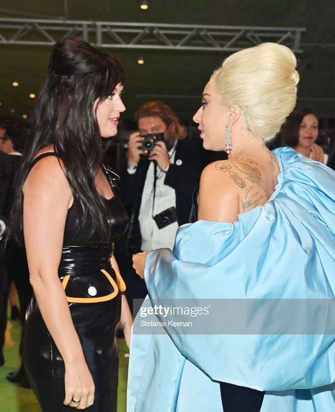 hudson_bloom's tweet photo. 🚨POP ALERT🚨
Lady Gaga: So, you're really back with your black hair?
Katy Perry: Yes, as promised, I'm here to end the hO3s and I'm taking you on my side.
WE'RE SMILING FROM CHROMATICA YOU GUUUUYS!
#StreamSmile
#StreamChromatica
#KatyPerryXLadyGaga
@katyperry
@ladygaga https://t.co/480qkj1jN1