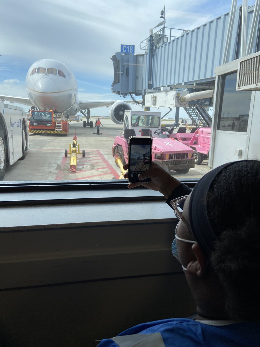 Beautiful day at beautiful @fly2ohare with amazing @weareunited team to tell all the girls that the sky is the limit and you can have many different opportunities to be part of aviation industry. #GIAD21 @WomenInAviation @fiona_kiesel @kategebo @jesstrustme @OmarIdris707