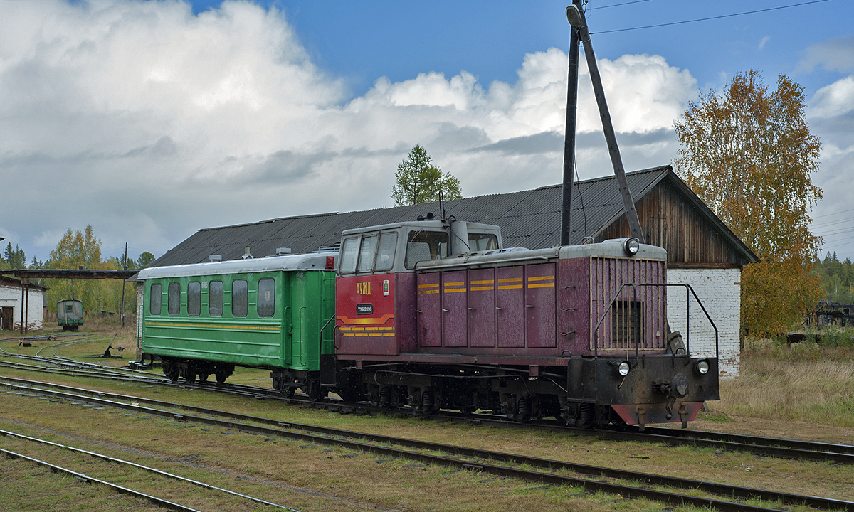NGR_RU's tweet photo. Diesel locomotive TU6A-2896 with a passenger at Elnichnaya station train, Alapayevsk narrow-gauge railway in Sverdlovsk Oblast, 12.09.2021. Photo: adr-x80. #Russia #narrowgauge #TU8 #schmalspurbahn #transport #eisenbahn #railway #bahn #waldbahn #ужд #узкоколейка #kisvasút #TU6A https://t.co/JhpAGSbpQE
