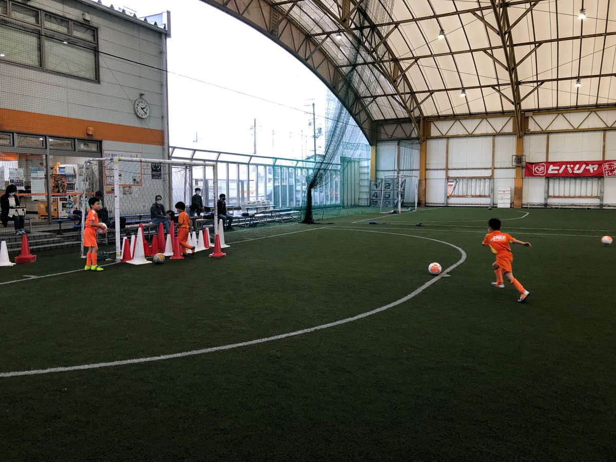 spulse_school's tweet photo. 【藤枝エリア】
本日は、ShareFieldです!
スクール生限定での開催ですが、それぞれ楽しんでいます^ ^
雨も降ってる事ですし、屋根付きコートに遊びにきませんか?
17時まで開催してます。スクール生のみんな!待ってます!
#spulse
#エスパルスサッカースクール
#ShareField
#自主練習 https://t.co/9nY4kJkq5k