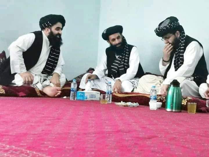 من اليمين.
الأول والي ولاية خوست
و الثاني قائد الأمن لولاية خوست
و الثالث وزير الخارجية الأفغاني.
سنكون كما كنا إن شاءالله و سنعيش كعامة الشعب.