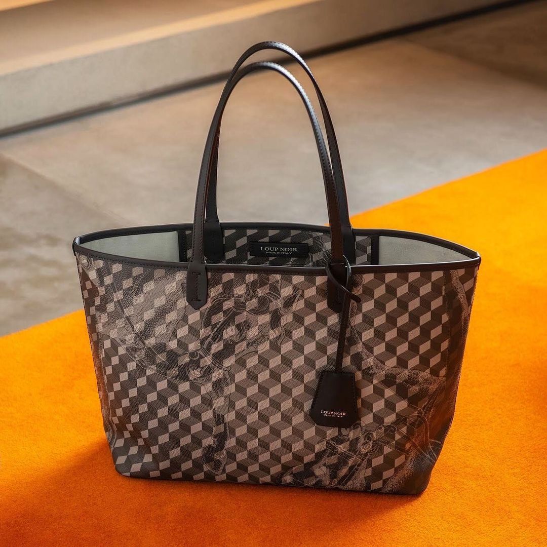 tryanostore's tweet photo. #LoupNoir's chic bag is your ideal day-to-day companion. Discover the full collection in-store and on https://t.co/pToglHz538. #NewArrival
حقيبة #LoupNoir الأنيقة هي الأنسب لبرامجك اليومية. اكتشفي المجموعة الكاملة في #ترايانو وعلى موقعنا الإلكتروني. https://t.co/H6nXJqd33D
