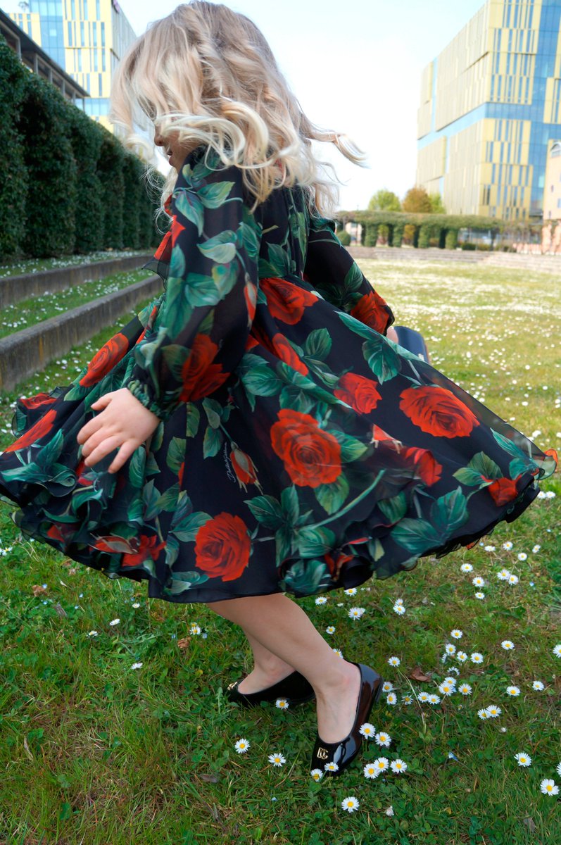tryanostore's tweet photo. Let your little girls twirl around like a princess with #DolceGabbana's chic floral dress. Discover the full collection in-store &amp; on https://t.co/pToglHz538.
دعي بناتك الصغيرات تستمتع كالأميرة مع فستان #DolceGabbana الأنيق. اكتشفي المجموعة في #ترايانو وعلى موقعنا الإلكتروني. https://t.co/DQky6J0X6o