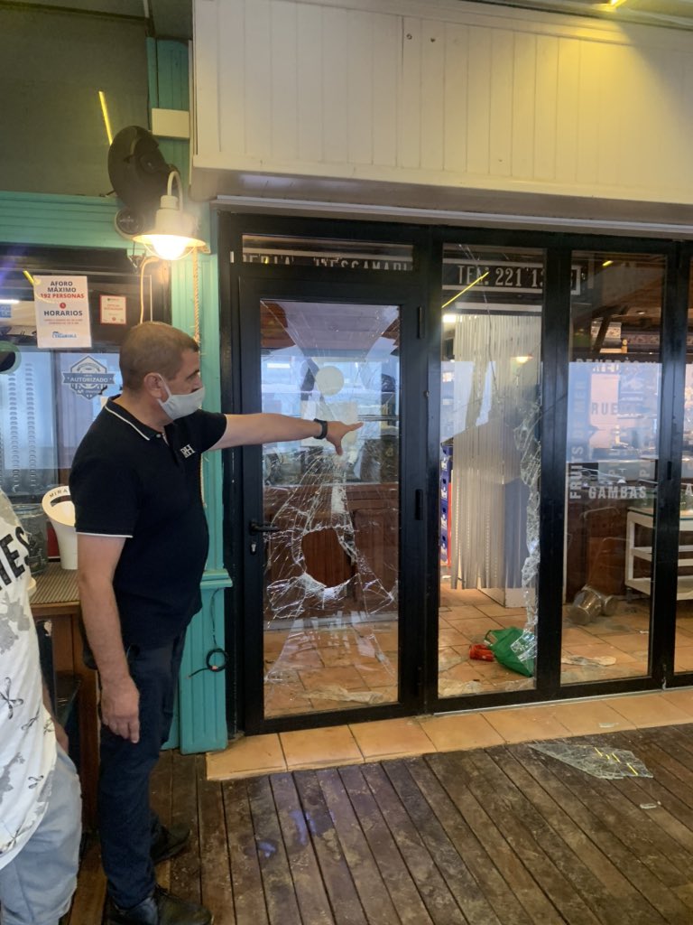 La tercera nit de macrobotellons al Bogatell també acaba amb disturbis i destrosses. Alguns joves han cremat vehicles (ho han vist <a href="/Sainzdeaja/">Dani Sainz de Aja</a> i <a href="/polprats97/">Pol Prats Vila</a>) i han destrossat un restaurant. <a href="/elperiodico/">El Periódico</a>