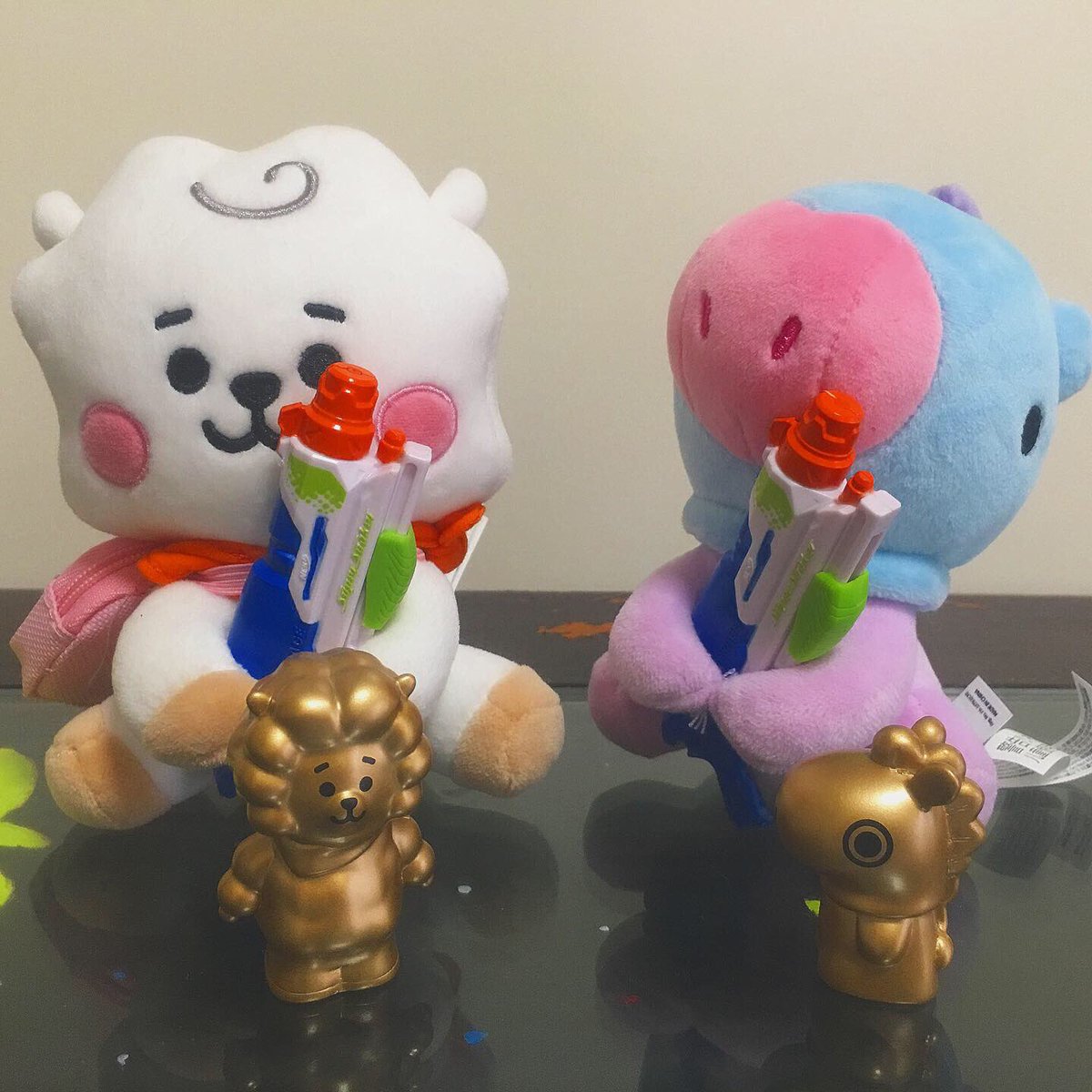 rozharday's tweet photo. ワールズスモーレストの水鉄砲はぬいに持たせたらめっちゃ可愛いかった事をご報告します^^ #worldsmallest #ワールズスモーレスト #bt21 https://t.co/mxnmZZUb2g