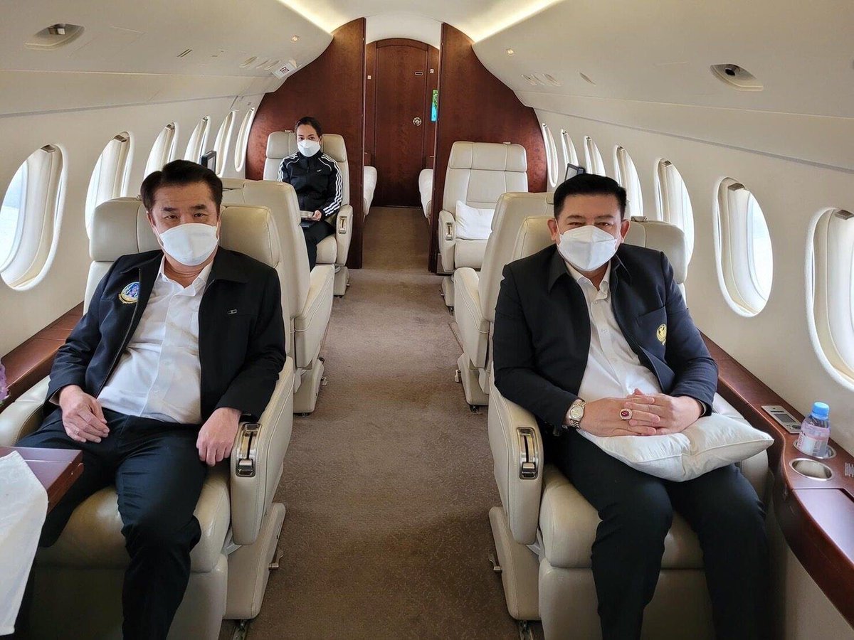sirotek's tweet photo. สิระเทียบชั้นรัฐมนตรี อนาคตไกล ขึ้นเครื่องบินวีไอพีประกบสุริยะ ร่วมขบวนประยุทธ์-อนุพงษ์ ลงพื้นที่ดูน้ำท่วมสุโขทัย 3 ชั่วโมงก่อนบินกลับในวันอาทิตย์ที่ 26 หลังจากสุโขทัยน้ำท่วมตั้งแต่วันศุกร์ ขณะวันนี้ท่วมหนักโคราช-ลพบุรี-ชัยภูมิ-อุทัย-ตาก แต่ไม่มีรัฐมนตรีดูแล #น้ำท่วมลพบุรี https://t.co/oxwMELth3O